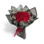 ⁦بوكيه Velvet Passion – 15 وردة حمراء بتغليف أسود فاخر⁩ - الصورة ⁦2⁩