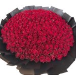 A bouquet of 200 imported red roses – a luxurious bouquet for Valentine's Day
