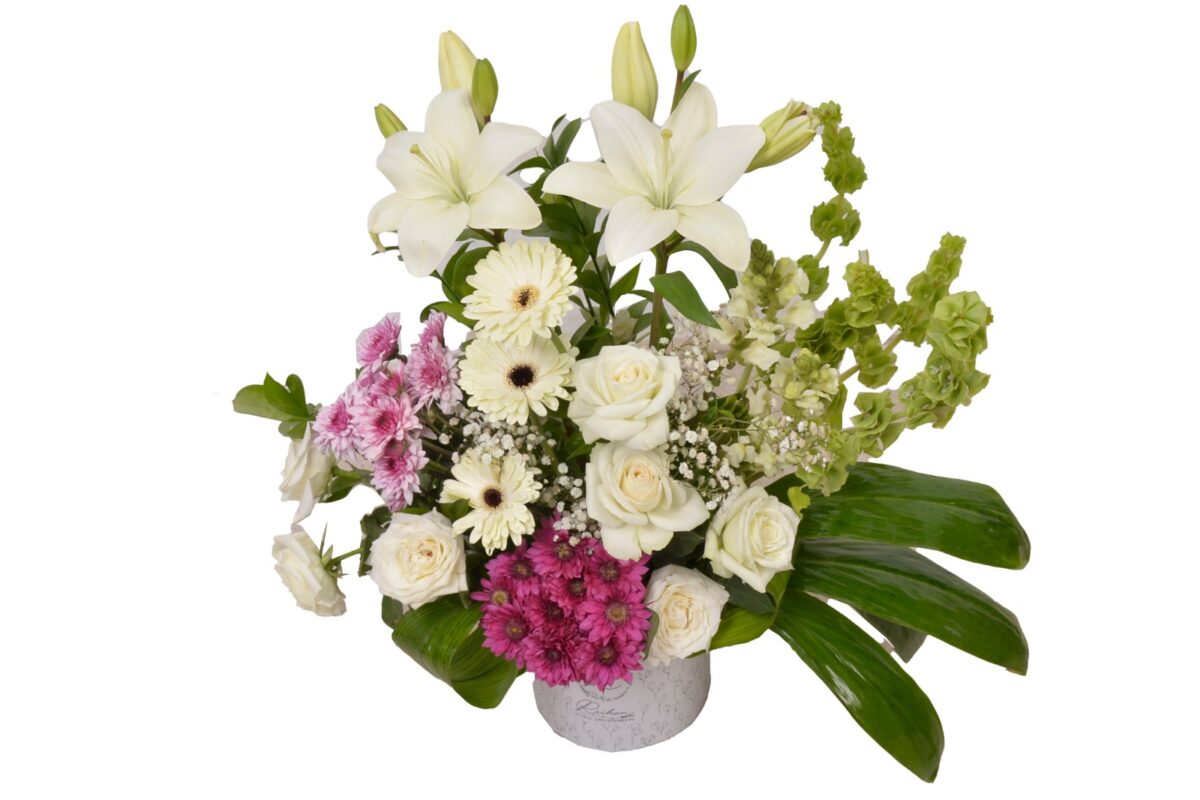 بوكس ورد أبيض فاخر من ليليم وجوري مع بيبي فلاور وكرزنتيم