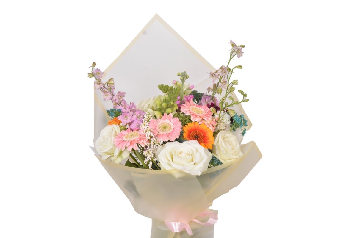 بوكيه ورد جربيرا وورد بلدي ملون مع دلفنيوم بتغليف شفاف أنيق